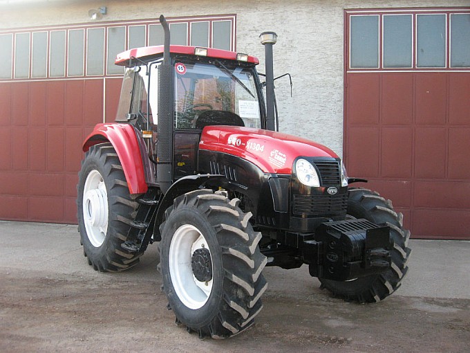 traktori yto x1304