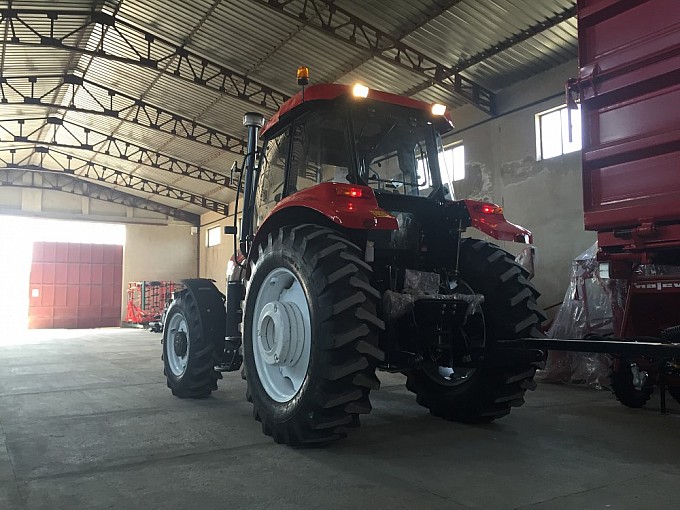 traktori yto x1304